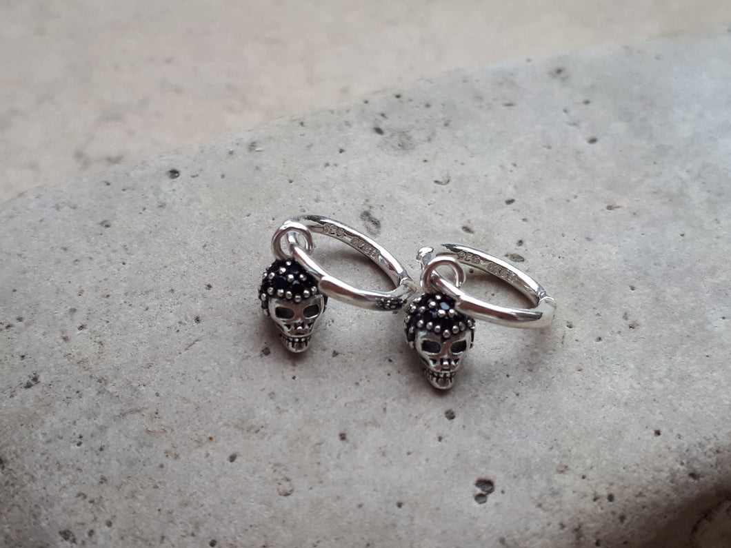 Mini aros de plata con calavera con zirconitas negras