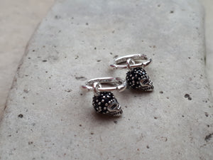 Mini aros de plata con calavera con zirconitas negras