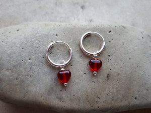 Pendientes aro de plata con cristal rojo en forma de corazón