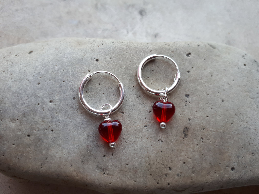 Pendientes aro de plata con cristal rojo en forma de corazón