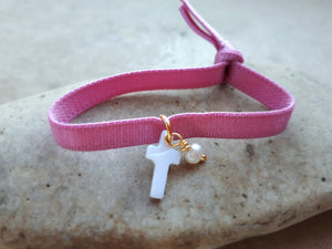 Pulsera elástica rosa con cruz de nácar y perla natural de río