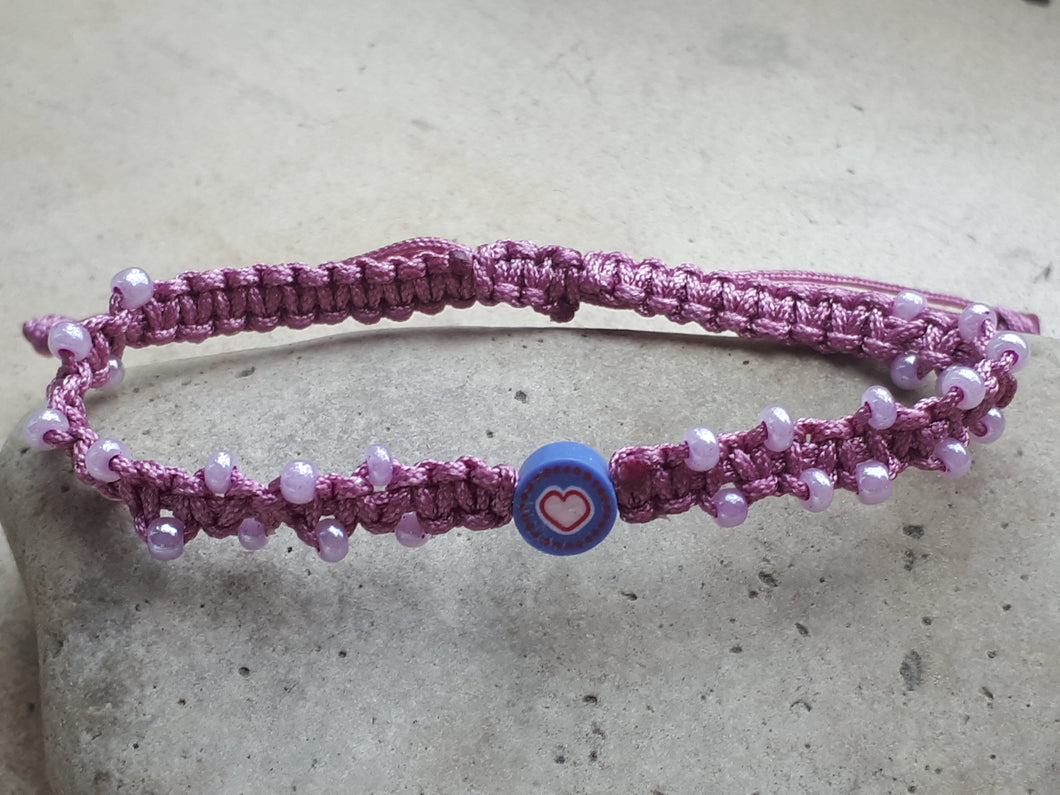 Pulsera macramé rosa con corazón