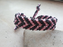 Cargar imagen en el visor de la galería, Pulsera hilo encerado rosa y marrón
