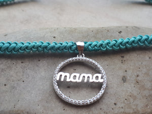 Collar Mama de plata en nylon verde macramé