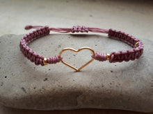 Cargar imagen en el visor de la galería, Pulsera rosa macramé con corazón plata bañada en oro
