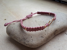 Cargar imagen en el visor de la galería, Pulsera rosa macramé con corazón plata bañada en oro
