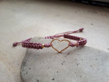 Cargar imagen en el visor de la galería, Pulsera rosa macramé con corazón plata bañada en oro
