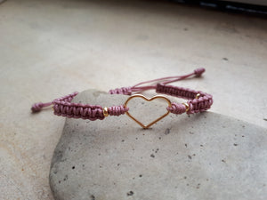 Pulsera rosa macramé con corazón plata bañada en oro