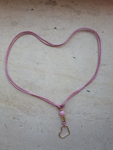 Cargar imagen en el visor de la galería, Collar nylon rosa con corazón de plata bañado en oro
