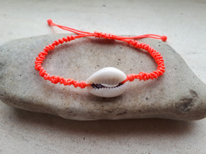 Pulsera macramé naranja fluor con concha