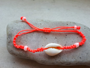 Pulsera concha en nylon naranja fluor con bolitas de cristal