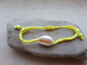 Pulsera concha en nylon naranja fluor con bolitas de cristal