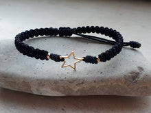 Cargar imagen en el visor de la galería, Pulsera macramé negra con estrella de plata bañada en oro
