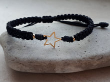 Cargar imagen en el visor de la galería, Pulsera macramé negra con estrella de plata bañada en oro
