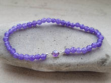 Cargar imagen en el visor de la galería, Pulsera elástica de jade malva con zirconita malva
