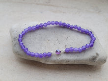 Cargar imagen en el visor de la galería, Pulsera elástica de jade malva con zirconita malva
