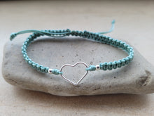 Cargar imagen en el visor de la galería, Pulsera macramé cordón verde de nylon con corazón y bolitas de plata
