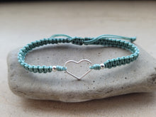 Cargar imagen en el visor de la galería, Pulsera macramé cordón verde de nylon con corazón y bolitas de plata
