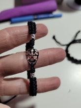 Cargar imagen en el visor de la galería, Pulsera calavera de plata en macramé ajustable
