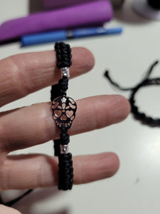 Pulsera calavera de plata en macramé ajustable