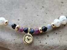 Cargar imagen en el visor de la galería, Pulsera corazón con piedras naturales y perlas
