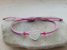 Cargar imagen en el visor de la galería, Pulsera corazón de plata con piezas fuxia de jade
