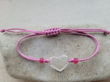 Cargar imagen en el visor de la galería, Pulsera corazón de plata con piezas fuxia de jade
