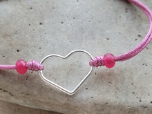 Cargar imagen en el visor de la galería, Pulsera corazón de plata con piezas fuxia de jade
