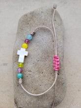 Cargar imagen en el visor de la galería, Pulsera ajustable con cruz de nácar y ágatas
