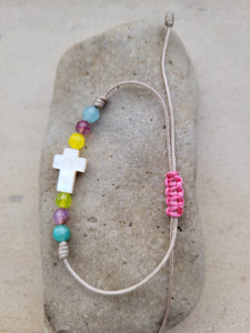 Pulsera ajustable con cruz de nácar y ágatas