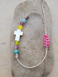 Pulsera ajustable con cruz de nácar y ágatas