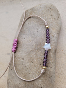 Pulsera flor nácar con bolitas de cristal violeta