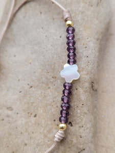 Pulsera flor nácar con bolitas de cristal violeta