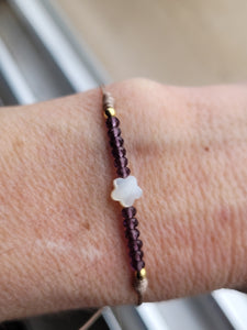 Pulsera flor nácar con bolitas de cristal violeta