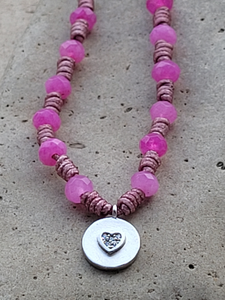 Collar con piedras semipreciosas rosa con colgante de plata con corazón zirconitas