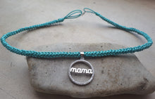 Cargar imagen en el visor de la galería, Collar Mama de plata en nylon verde macramé
