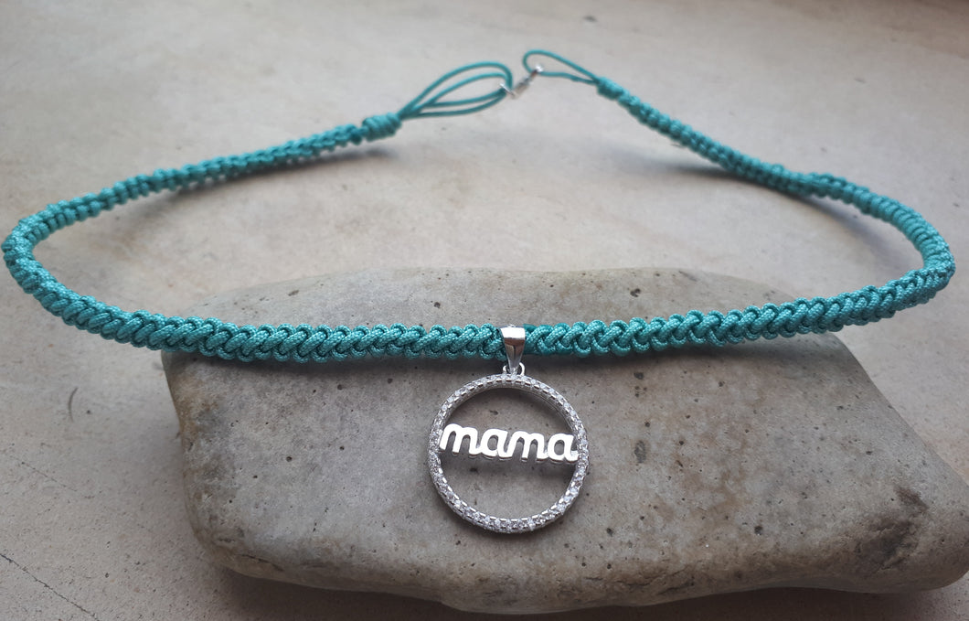 Collar Mama de plata en nylon verde macramé