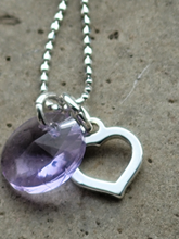 Cargar imagen en el visor de la galería, Collar de plata con corazón y cristal malva
