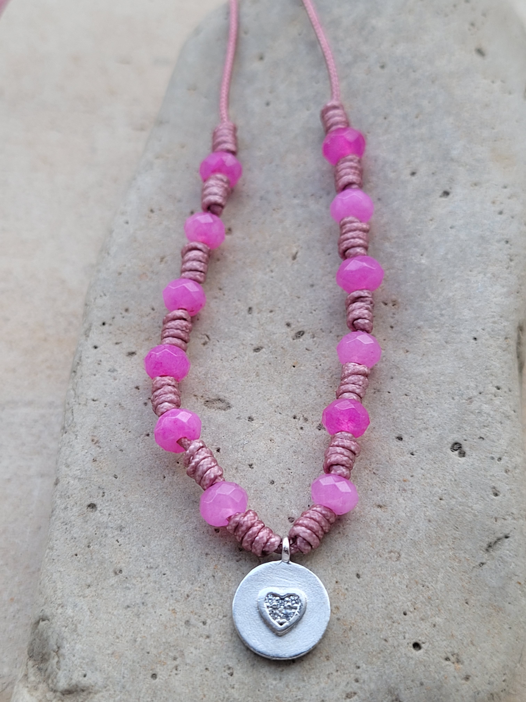 Collar con piedras semipreciosas rosa con colgante de plata con corazón zirconitas